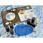 Yellow Door - YUS1237 Roulons - Espace-Parfait pour susciter des discussions, cet ensemble aide les enfants à apprendre les différences entre la Terre et les autres planètes, l'importance des voyages spatiaux et comment cela améliore notre compréhension du monde.