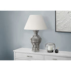 Monarch Specialties - Luminaire - 28 po H Lampe De Table - Résine Grise - Abat-Jour Ivoire / Crème - Contemporain - Moderne-Profitez d'options d'éclairage polyvalentes grâce à l'interrupteur à 3 voies pratique qui peut accueillir une ampoule de 100 W (ampoule à 3 voies non incluse), ce qui vous permet de régler sans effort la luminosité et de créer l'ambiance parfaite dans n'importe quelle pièce