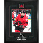 Frameworth - Sidney Crosby photo d'action signature replica Hockey Canada 2026 - impression encadree - 16" x 20"-Produit sous licence officielle Hockey Canada mettant en vedette la signature replica de Sidney Crosby sur un portrait de capitaine 2026. Affichage encadre de qualite superieure de 16 par 20 pouces