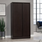 Sauder - Grande Meuble de rangement Merton Hall - Chêne Dakota-étagères réglables: Deux étagères réglables et une étagère fixe derrière chaque porte créent des options de rangement polyvalentes. La porte de rangement pivotante dispose de trois étagères réglables et trois étagères fixes