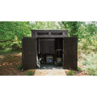Suncast - Remise de rangement Modernist 7 po x 7 pi - Poivre noir / Noir-Les portes verrouillables par cadenas gardent le contenu en sécurité, cadenas non inclus.