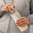 W&P - Bouteille à eau Porter - terrazzo crème-Fabriquée en verre léger et durable, avec un manchon en silicone et un bouchon à visser