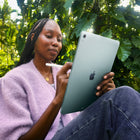 Apple - iPad Air 13 po, Puce M3, Wi-Fi, 128 Go, Comète-Déverrouillage et Paiement avec Touch ID: Comme Touch ID est intégré au bouton supérieur, vous pouvez utiliser votre empreinte pour déverrouiller votre iPad, vous connecter dans les apps et payer en toute sécurité avec Apple Pay