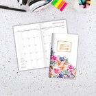 AT-A-GLANCE - Agenda scolaire mensuel de poche 2 ans BADGE floral 2026-2028 - 6 3/16 po H x 3 5/8 po l - multicolore - bilingue- Le papier de haute qualité offre une résistance aux bavures d'encre