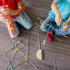Melissa & Doug Suspend le jeu d'équilibre familial-Chaque fois qu'une barre est ajoutée, l'équilibre change, la difficulté augmente et l'incroyable sculpture aérienne se transforme