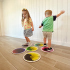 Kore Design - Dalles de sol liquides - Couleurs assorties - Disque - 12 po - Ensemble de 9-Pratiquez une variété d'activités : avec ces tuiles sensorielles remplies de liquide, sautez, marchez, posez-vous, dansez, courez et même roulez dessus. Écrasez la « lave » à l'intérieur des tuiles et observez le mouvement captivant. Ces tuiles offrent de nombreuses façons amusantes de promouvoir le jeu créatif et sensoriel