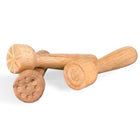 JOVI - Coffret école bébé pâte à modeler Plastilina - 20 barres/9 tampons-Tampons en bois : Améliorez vos possibilités créatives avec nos tampons en bois inclus ! Les enfants peuvent expérimenter différentes formes et textures, ajoutant ainsi une autre couche d'excitation et d'exploration à leurs efforts de sculpture et à leur expression artistique.