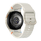 Samsung - Montre intelligente Bluetooth Galaxy Watch7 - 40 mm - Crème-GPS double fréquence. Votre guide dans la jungle urbaine. Trouvez facilement votre chemin grâce à notre GPS le plus précis sur la Galaxy Watch. Le GPS à double fréquence utilise deux bandes de signaux satellites (L1+L5), ce qui permet un suivi précis et cohérent.