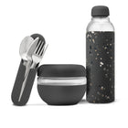 W&P - Ensemble repas Porter - bouteille à eau - bol hermétique - jeu d'ustensiles - terrazo anthracite-Fabriquée en verre léger et durable, avec un manchon en silicone et un bouchon à visser