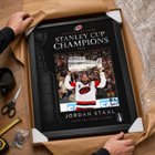 Frameworth - Cadre photoglass de Jordan Staal 16x20 des Carolina Hurricanes champions Coupe Stanley 2026 - 18 po l x 22 po H-Fabrication conforme au type de produit : la construction PhotoGlass imprime l’image directement sur le verre et la surface se nettoie avec un chiffon doux et sec