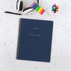 AT-A-GLANCE - Agenda scolaire hebdomadaire/mensuel Signature 2026-2027 - 11 po H x 8 3/8 po l - bleu marine - bilingue-Les pages spéciales incluent une liste de vacances, un calendrier de référence de 3 ans, un calendrier des événements, des contacts et des pages de notes