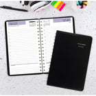 AT-A-GLANCE - Carnet de rendez-vous scolaire de bureau quotidien 2026-2027 - 8 po H x 4 7/8 po l - Couleurs assorties - bilingue-Format des pages : 8 po H x 4 7/8 po l