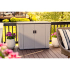 Suncast - Unité de rangement Backyard Oasis de 130 gallons - couleur gris colombe-Le couvercle supérieur est conçu pour empêcher l’eau de s’infiltrer et de s’accumuler à l’intérieur.
