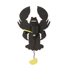 Enesco Allen Designs - Horloge murale DaPinci The Lobster Pendulum-Comprend un homard rouge vibrant avec les mains de poisson bleues et un pendule au citron pivotant