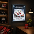 Frameworth - Cadre photoglass de Jordan Staal 16x20 des Carolina Hurricanes champions Coupe Stanley 2026 - 18 po l x 22 po H-Encadré professionnellement au Canada : l’image est imprimée en ultra haute définition directement sur le verre et finie dans un cadre noir