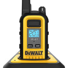 Dewalt - Radios Heavy Duty 24 DXFRS300 avec chargeurs 4X 6 ports-Utilisation continue de 18 heures (90 % en veille / 5 % en conversation / 5 % en écoute)