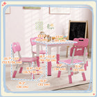Qaba - Ensemble table et chaises à hauteur réglable pour tout-petits (5 pièces) - Rose-L'ensemble de cinq pièces comprend une table et des chaises pour les activités de groupe 
