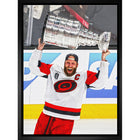 Frameworth - Jordan Staal Toile encadrée 20 po H x 29 po l Carolina Hurricanes Champions de la Coupe Stanley 2026 - Sous licence officielle LNH/AJLNH-Produit mural NHL and NHLPA sous licence officielle pour les amateurs des Carolina Hurricanes