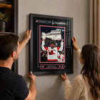 Frameworth - Seth Jarvis 16 po H x 20 po l Cadre signature réplique Carolina Hurricanes Champions de la Coupe Stanley 2026 - Sous licence officielle LNH/AJLNH-Facade protectrice claire pour la presentation imprimee