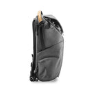 Peak Design - Everyday Sac à dos - 20 L - Charbon-Trois diviseurs FlexFold configurables gardent votre matériel organisé, protégé et évitent qu'il ne s'entasse au fond de votre sac. Des poches latérales extensibles pour des bouteilles d'eau ou des trépieds