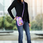 Oscardo - Gifts from Creator par Emily Kewageshig Sac pour téléphone-Design compact et éthique - Fabriqué en cuir synthétique durable dans un format pratique de 13 cm x 20 cm x 4 cm, avec des redevances versées à l’artiste ou à sa succession pour chaque achat.