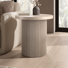 Hudson&Canal - Table d'appoint ronde cannelée Isa de 56 cm de large, couleur blanc aulne-La base présente de fines cannelures verticales sur tout son pourtour