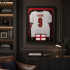 Frameworth - Coupe du Monde FIFA 2026 Officielle Angleterre Harry Kane Cadre Réplique de Maillot - 25,75 po x 33,75 po-Dimensions finales de 25,75 po x 33,75 po, un présentoir vertical idéal pour le salon, le bureau, la salle des partisans et la salle de sport.