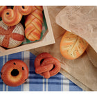 Yellow Door - Pierres de jeu sensorielles - Pains du Monde-L'ensemble contient huit aliments : bagel, challah, croissant, fougasse, pain aux graines de pavot, bretzel, petit pain au safran et levain.