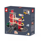 Janod - Coffret de jouets pour caserne de pompiers-Utilisez des rampes, un ascenseur et un circuit pour simuler des missions de sauvetage des pompiers.