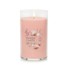 Yankee Candle - Bougie parfumée Signature, Sables roses, bougie pilier format moyen-. Les arômes juteux de melon sont adoucis par les effluves délicats d’osmanthus, vous offrant un moment de détente propice pour apaiser votre esprit - des notes de base chaleureuses, enrichies d’une touche de jasmin, complètent cette sensation de paradis
