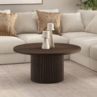 Hudson&Canal - Table basse ronde cannelée Rollan de 81 cm de large, chêne brun-Caractéristiques assemblage facile