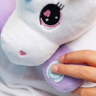Bouncyband - Coussin de nuque vibrant sensoriel - Licorne-RÉCONFORTANT : L'oreiller se drape facilement sur les épaules et peut être posé sur les genoux, le dos et le ventre pendant les cours, la lecture et la détente