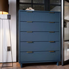 Manhattan Comfort - Granville commode haute moderne 37,8" - bleu minuit-Comprend 5 tiroirs à extension totale avec le tiroir supérieur conçu avec des lignes verticales texturées en relief fabriqué en bois massif
