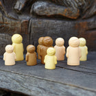 Yellow Door - Les petites gens - Ensemble de jeu sensoriel de 9 figurines-Les personnages peuvent être n'importe qui, n'importe où, et ils peuvent se sentir tristes, heureux, furieux, timides, jaloux...