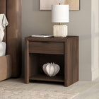 Hudson&Canal - Table de chevet rectangulaire Clara - 24 po l - Chêne brun-Le socle, le plateau et le tiroir sont fabriqués en MDF robuste avec une finition imitation bois