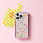 Ideal of Sweden - Print Pack Ecru Limone pour iPhone 16-Chaque pack comprend deux inserts qui se placent entre votre téléphone et une coque transparente, offrant ainsi un look polyvalent et personnalisé