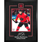 Frameworth - Nathan MacKinnon signature replica Hockey Canada 2026 - impression encadree - 16" x 20"-Produit sous licence officielle Hockey Canada mettant en vedette la signature replica de Nathan MacKinnon sur une photo d'action 2026. Affichage encadre de qualite superieure de 16 par 20 pouces