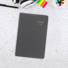 AT-A-GLANCE - Carnet de rendez-vous scolaire de bureau quotidien 2026-2027 - 8 po H x 4 7/8 po l - Couleurs assorties - bilingue-Couleurs de couverture : Noir et gris (choix de couleur disponible uniquement en magasin)