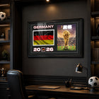 Frameworth - Coupe du Monde FIFA 2026 Officielle Allemagne Cadre Drapeau et Trophée - 15 po x 24 po-Arrive prêt à accrocher et constitue un cadeau remarquable pour les amateurs de soccer et les collectionneurs de la Coupe du Monde.