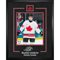 Frameworth - Macklin Celebrini photo d'action signature replica Hockey Canada 2026 - impression encadree - 16" x 20"-Produit sous licence officielle Hockey Canada mettant en vedette la signature replica de Macklin Celebrini sur une photo d'action 2026. Affichage encadre de qualite superieure de 16 par 20 pouces