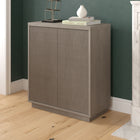 Hudson&Canal - Meuble d'appoint Alston 28 po de largeur - Chêne gris vieilli-La base, le dessus et les étagères sont fabriqués en MDF robuste avec une finition en chêne gris vieilli
