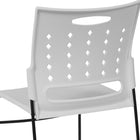 Flash Furniture – Chaise empilable Hercules, base traîneau, dossier ventilé, capacité 881 lb, blanc (RUT2WH)-La poignée de transport découpée facilite le mouvement