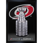 Frameworth - Carolina Hurricanes Toile encadrée 20 po H x 29 po l Champions de la Coupe Stanley 2026 - Sous licence officielle LNH/AJLNH-Produit mural NHL and NHLPA sous licence officielle pour les amateurs des Carolina Hurricanes