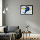 Mark Scheifele Winnipeg Jets Skating sur toile - Toile encadree - 22" x 31"-Prêt à accrocher - livré entièrement assemblé