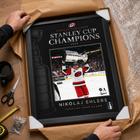 Frameworth - Cadre photoglass de Nikolaj Ehlers 16x20 des Carolina Hurricanes champions Coupe Stanley 2026 - 18 po l x 22 po H-Fabrication conforme au type de produit : la construction PhotoGlass imprime l’image directement sur le verre et la surface se nettoie avec un chiffon doux et sec