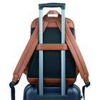 Bugatti - Sac à dos professionnel de la collection Wellington pour ordinateur portable jusqu’à 15,6 po - Cognac-Sangle arrière intégrée permettant de glisser le sac sur la poignée d’une valise