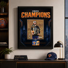 Frameworth - Cadre photoglass de Jalen Brunson des New York Knicks trophées du championnat 2026 - 18 po l x 22 po H - noir-Graphiques photoglass avec photo sous licence : une photographie 8x10 sous licence officielle est montée séparément et l’illustration environnante est imprimée en ultra haute définition directement sur le verre pour des couleurs vives, des noirs profonds et une profondeur lumineuse