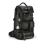 Swissdigital - Système de stockage ultime BALERNA XL avec lecteur de carte SDD intégré - Noir-PORT DE CHARGEMENT USB INTÉGRÉ : Équipé d'un port de chargement USB avec conception de câble intégrée, offrant un accès rapide pour charger vos appareils électroniques tels que les smartphones, les tablettes, les Kindle et tous les autres appareils USB en déplacement tout en les utilisant en même temps. Une batterie externe n'est pas incluse. Une batterie externe spéciale n'est pas nécessaire. Brevet américain n° :