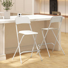 HOMCOM - Tabourets de bar pliants avec repose-pieds - blanc - paquet de 2-Se plie à plat pour un rangement rapide, convient aux petites cuisines ou aux espaces de vie compacts 
