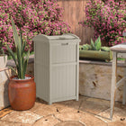 Suncast - Cache-poubelle - Taupe pâle-Design élégant qui rehausse l’apparence de tout patio.